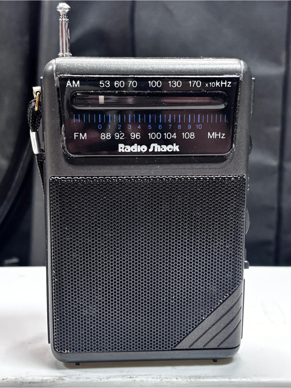 Vintage Radio Shack Black Portable AM/FM Radio 12-454 Radio Shack  WORKS - Picture 4 of 7